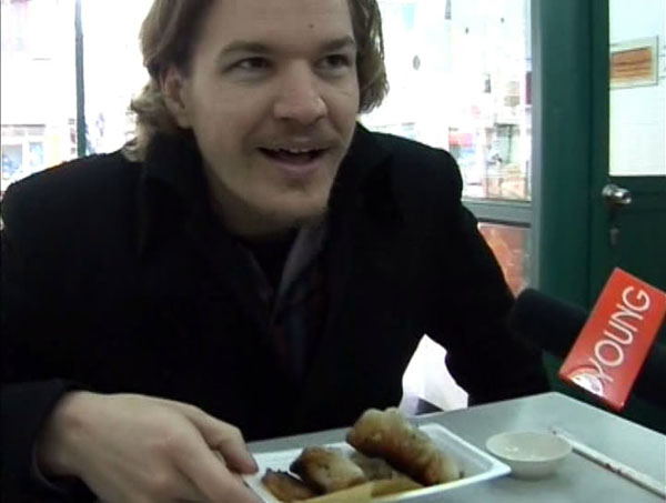 凯洱吃饭锅贴 - Karl Dominik eats dumplings