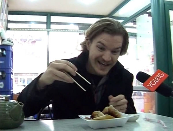 凯洱吃饭锅贴 - Karl Dominik eats dumplings